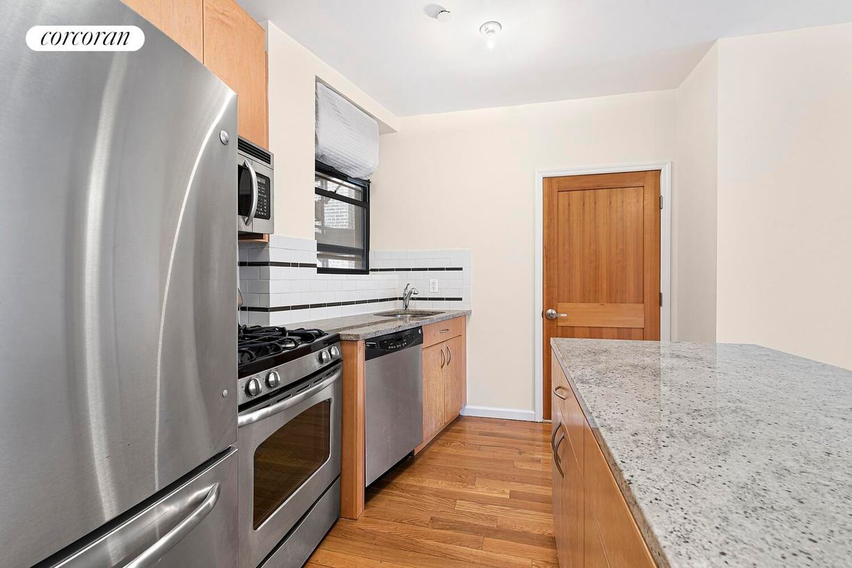 Primary Photo - 250 Manhattan Ave