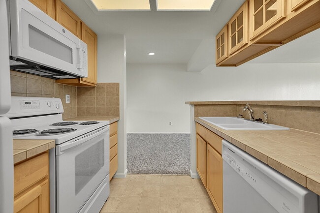 Building Photo - $1,595.95, 1 Bed, 1 Bath Condo in Englewood with Cozy Fireplace!