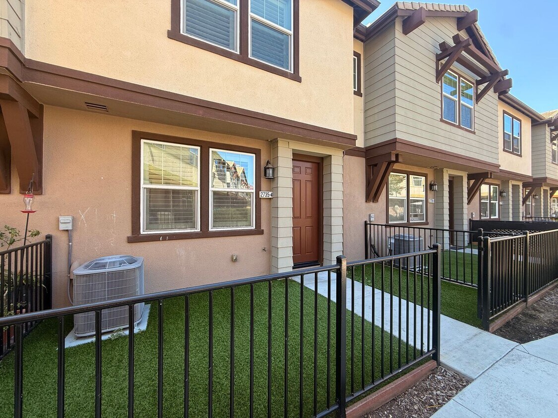 Foto principal - Modern 3BR/2.5BA Townhome in the Heart of ...