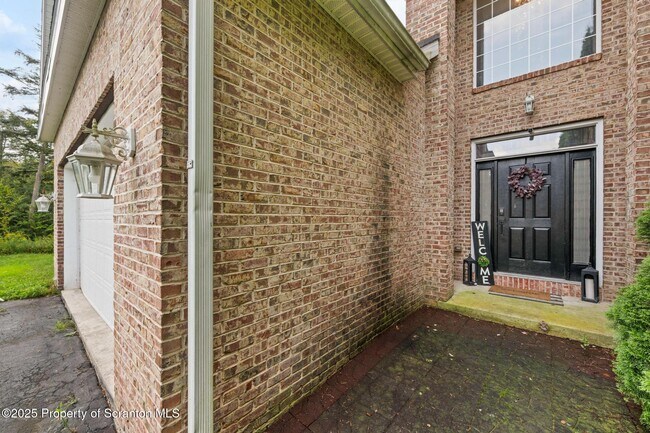 Foto del edificio - 32 Pine Tree Dr