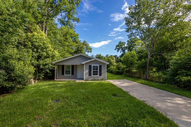 Building Photo - 3 Bed / 1 bath home in Beaumont! Move in r...