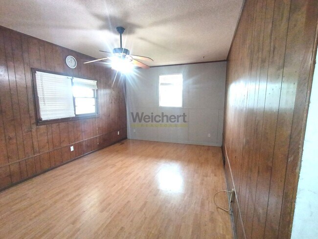 Foto del edificio - 4-Bed, 2-Bath house with huge backyard