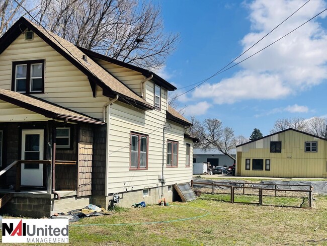 Foto del edificio - Five bedroom, Two and a half bath home for rent