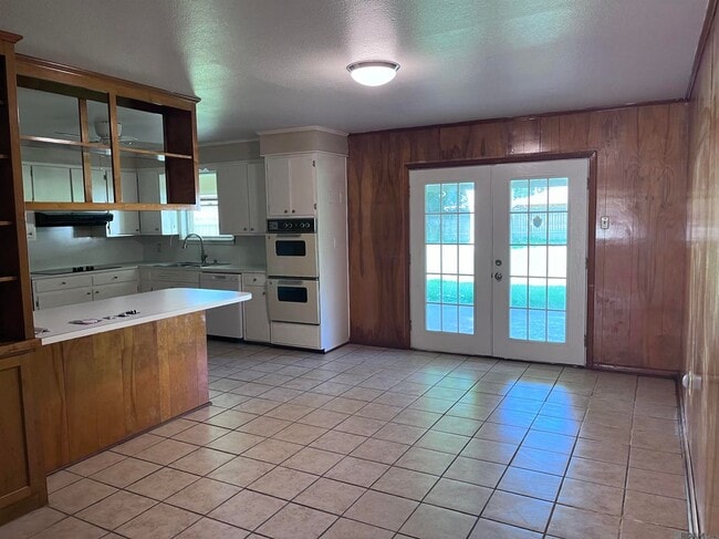 Building Photo - 3135 Woodcrest Dr