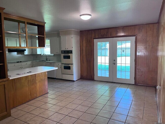 Foto del edificio - 3135 Woodcrest Dr