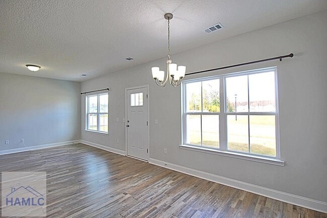 Foto del edificio - 741 Meloney Dr