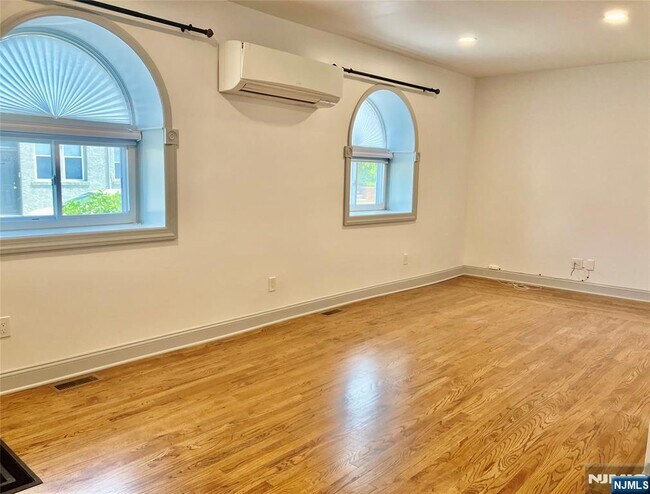 Foto del edificio - 561 Van Houten Ave