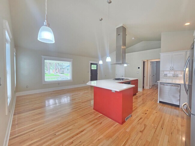 Foto del edificio - $2,600 - 3 Bed / 2 Bath Beautiful Craftsman Home by Manito Park