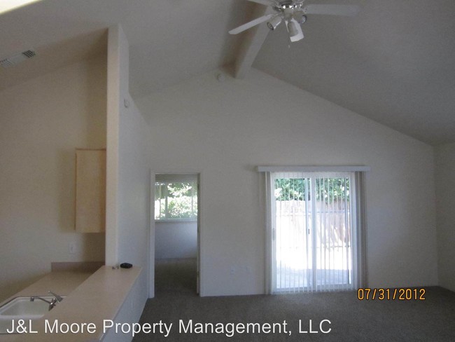 Building Photo - 531 Mountain View Dr