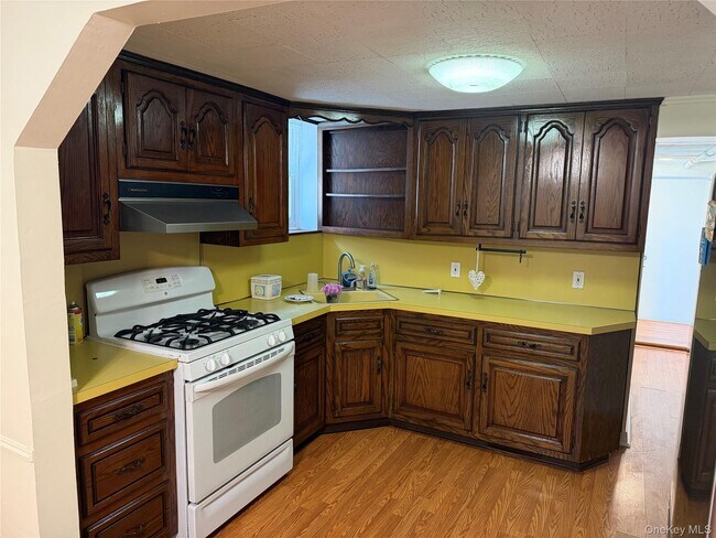 Building Photo - 95-05 165th Ave