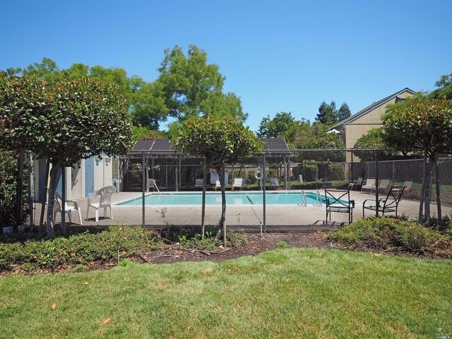Building Photo - Lower Level Condo in Rohnert Park