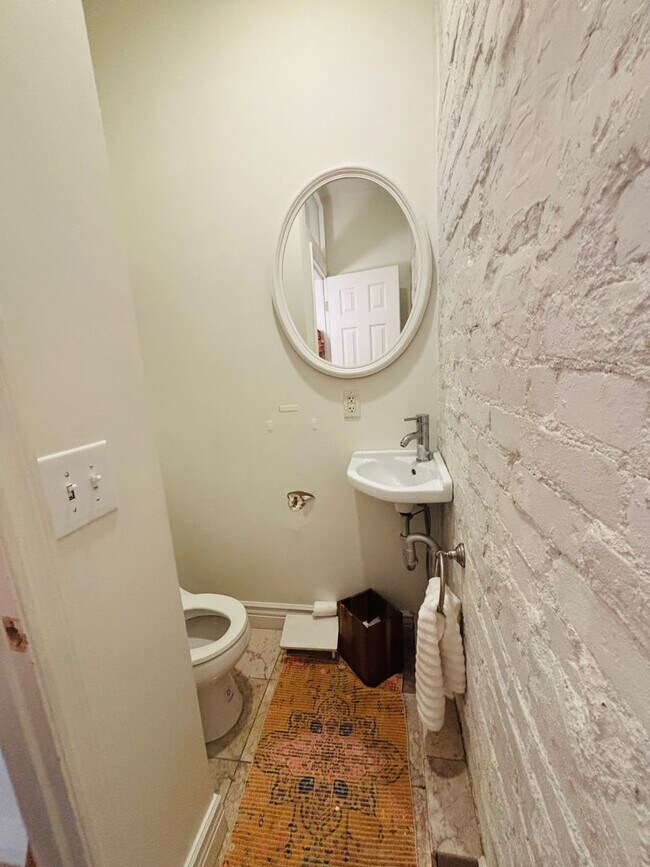 Foto del edificio - 2 bedroom, 2.5 bathroom brick townhouse