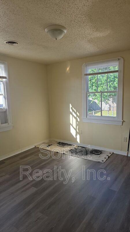 Building Photo - 8025 Pompano St