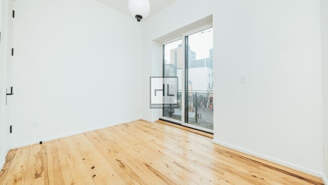 Building Photo - 212 EVERGREEN AVENUE 3B