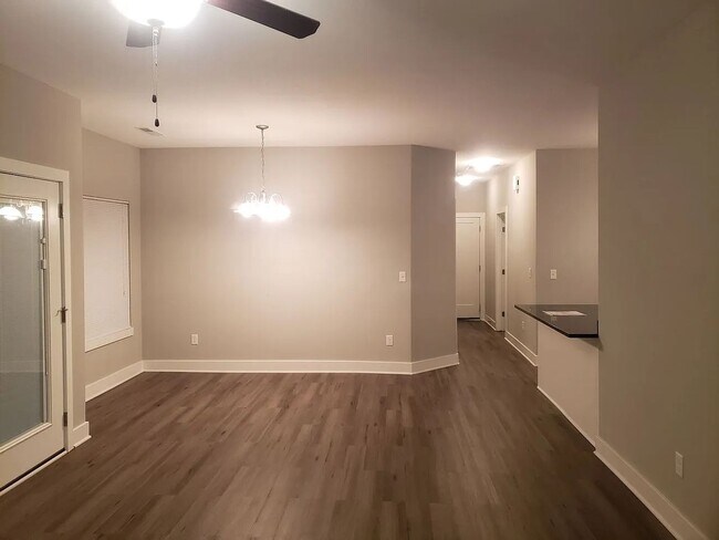 Foto del edificio - 3 bedroom 2 bath Duplex at 53rd & Meridian