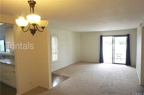 Building Photo - 2 bed 2 bath condo!