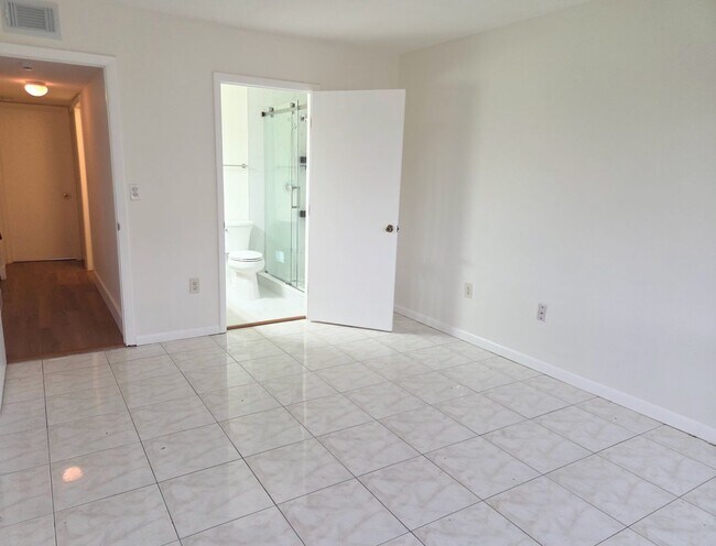 Building Photo - Fully Renovated 3BR/2BA Townhome with New Bathrooms & Fenced Yard