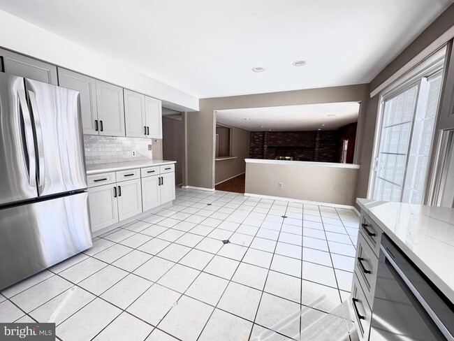 Building Photo - 2 W High Ridge Rd