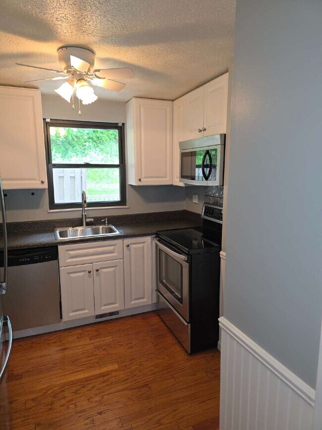 Foto del edificio - Beautiful Three Bedroom Townhome in Hunting Ridge Community