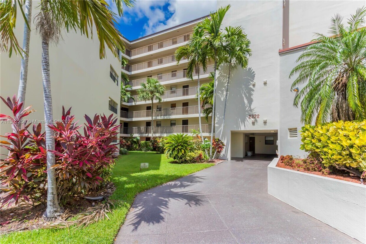 2322 S Cypress Bend Dr Unit 311, Pompano Beach, FL 33069 Condo for