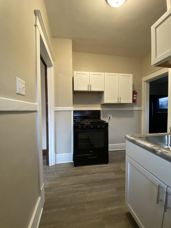 Building Photo - 1016 Center Point Road NE