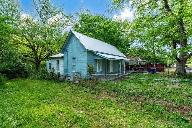 Foto del edificio - Move-In Ready House for Rent in Talladega!...