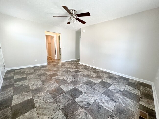 Foto del edificio - Single-Family Home Downtown--No Breed Restrictions!