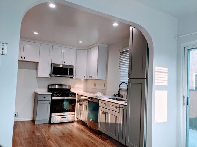 Kitchen - 1614 Crenshaw Blvd