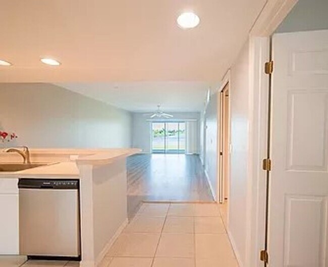 Foto del edificio - *Annual* Spacious 2 bedroom, 1 st floor Co...