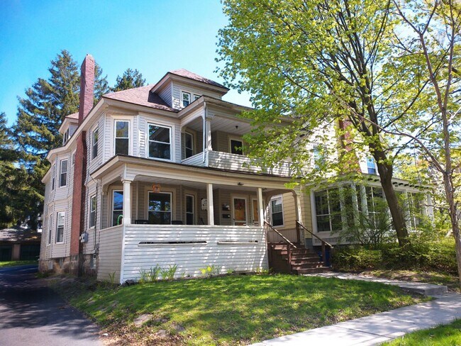 Building Photo - 689 Allen St