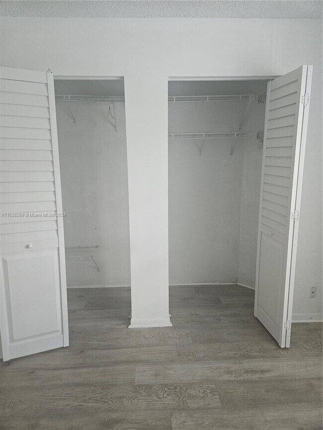 Foto del edificio - 1001 SW 128th Terrace