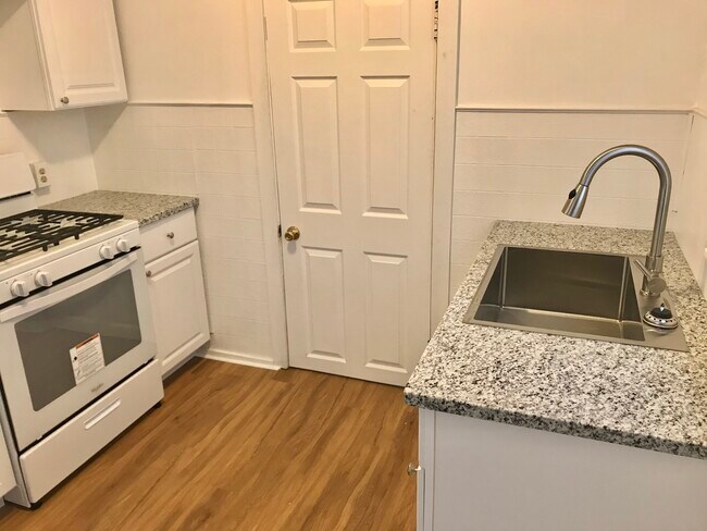 Kitchen - 918 Watson St SW