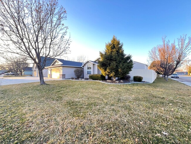Building Photo - 11950 W Cactus Ct