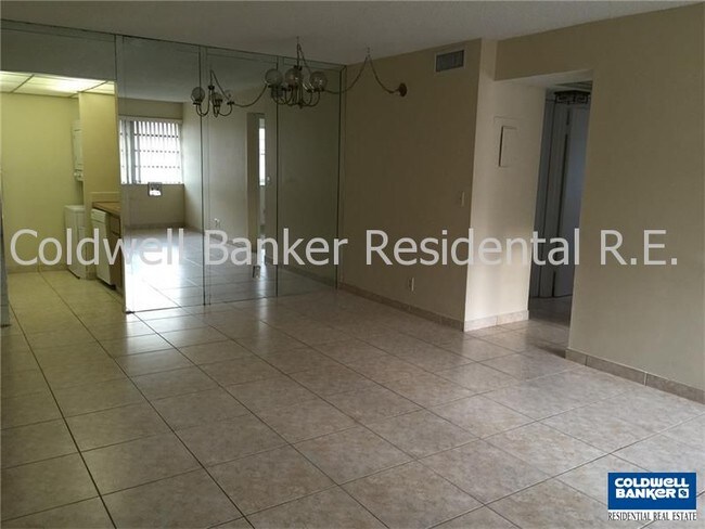 Building Photo - 10152 Twin Lakes Dr