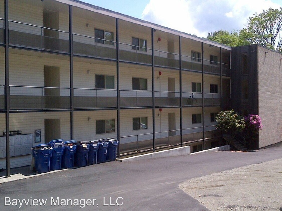 Building Photo - 2233 NE 46th St