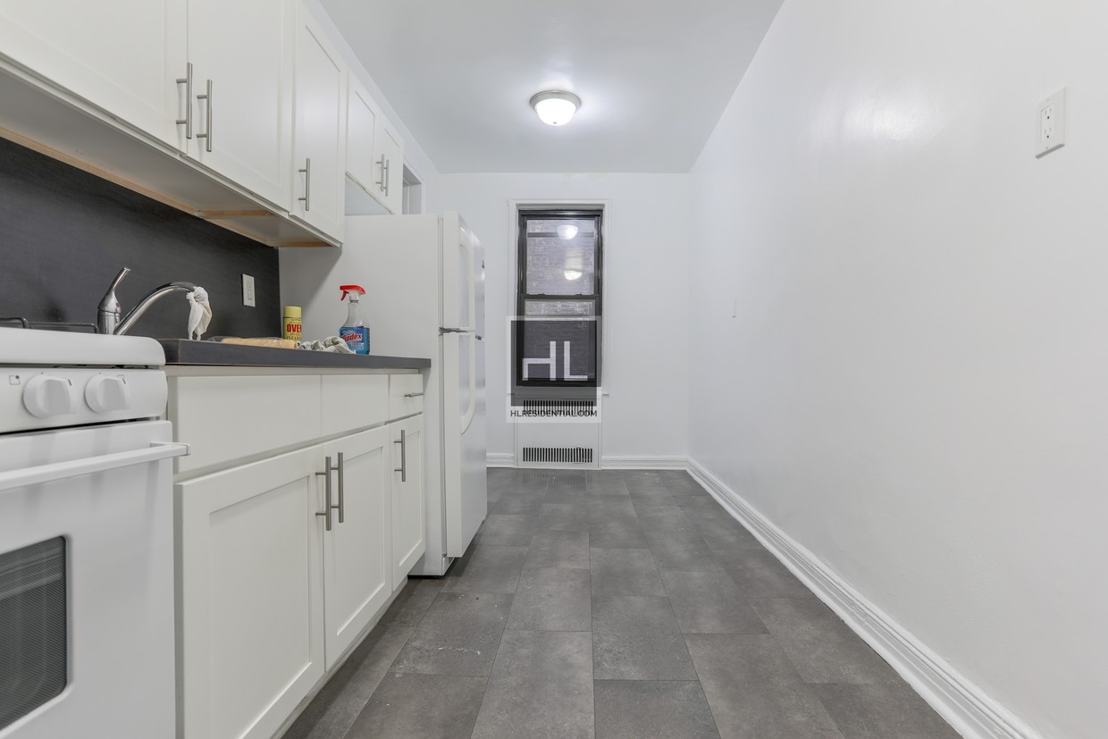 Foto principal - Studio w/ Separate Kitchen !