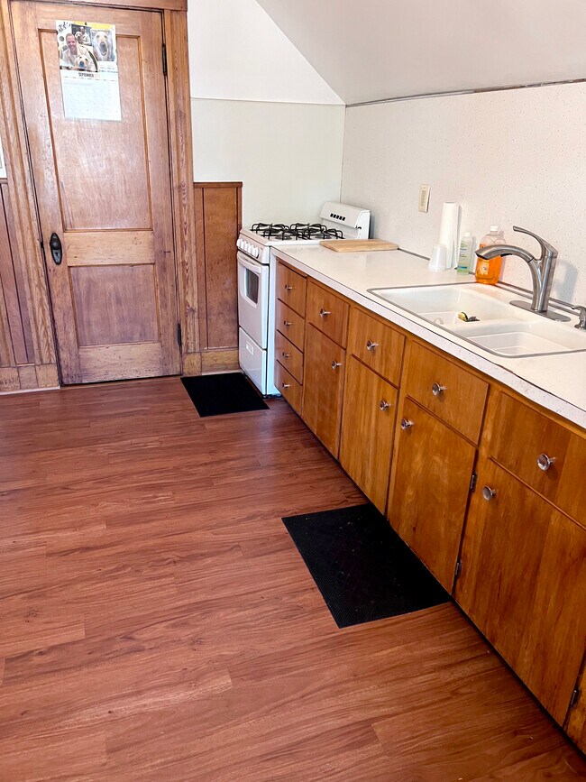 Cocina - fregadero, encimera, estufa, armario de despensa - 96 Lawrence St