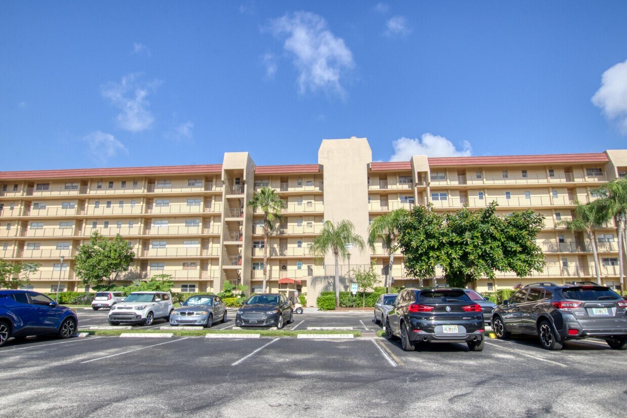 Primary Photo - 3590 Via Poinciana