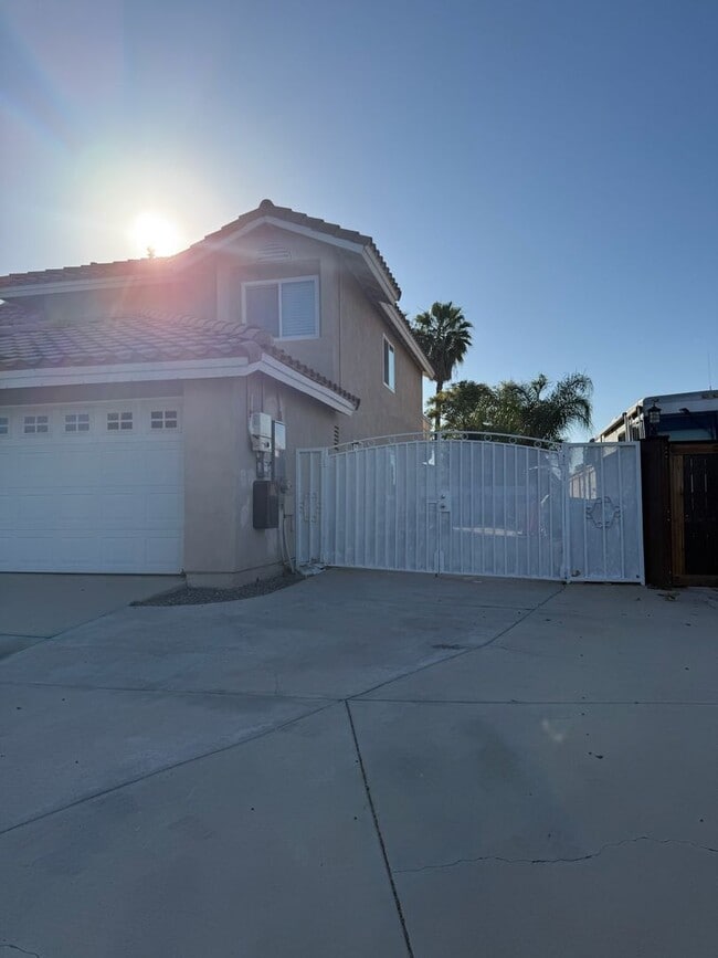 Building Photo - Beautiful 4 Bedroom Home in Lake Elsinore with Pool