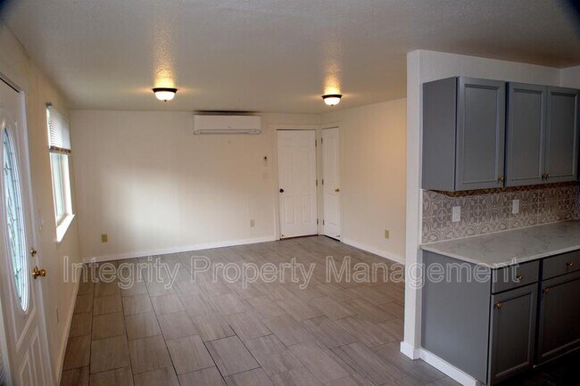 Building Photo - 1502 Prune St