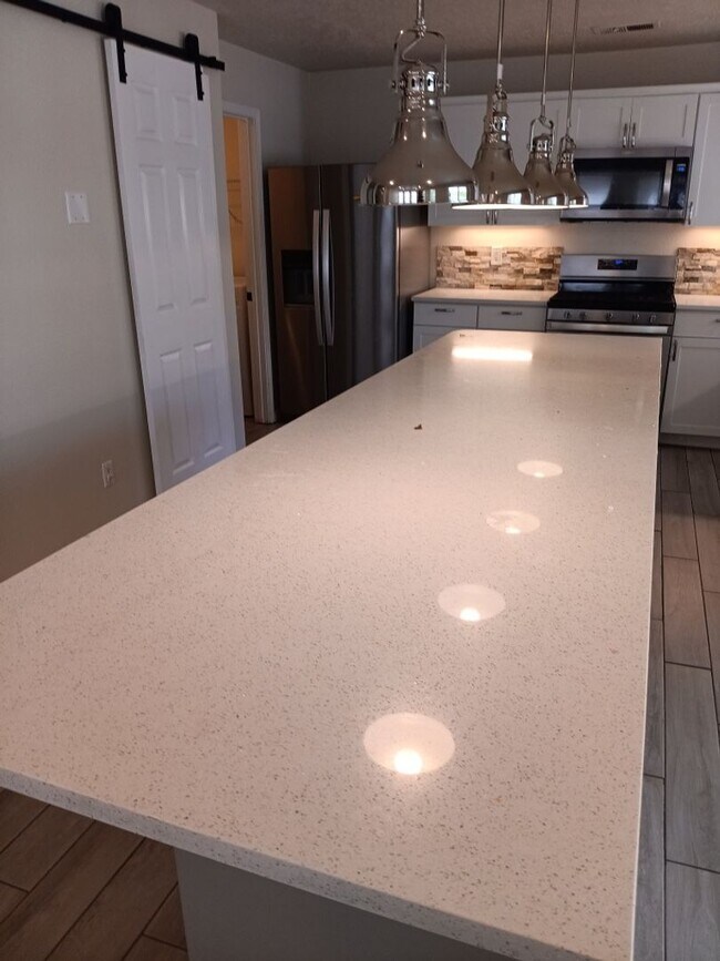 Building Photo - 6 Bedroom, 3 Bathroom Home located in NW a...