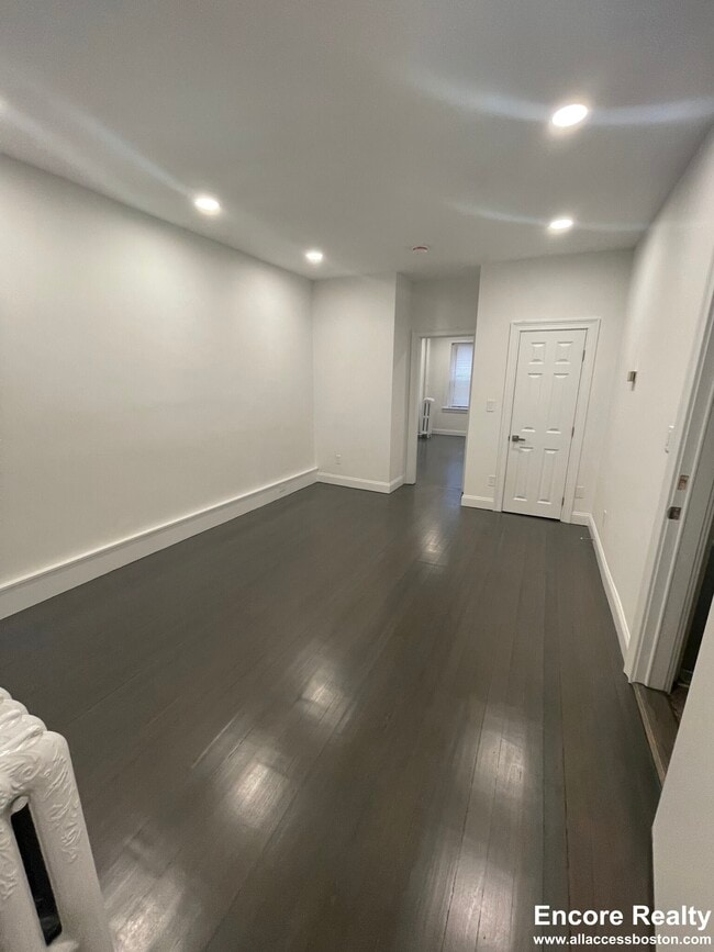 Building Photo - 31 Temple St