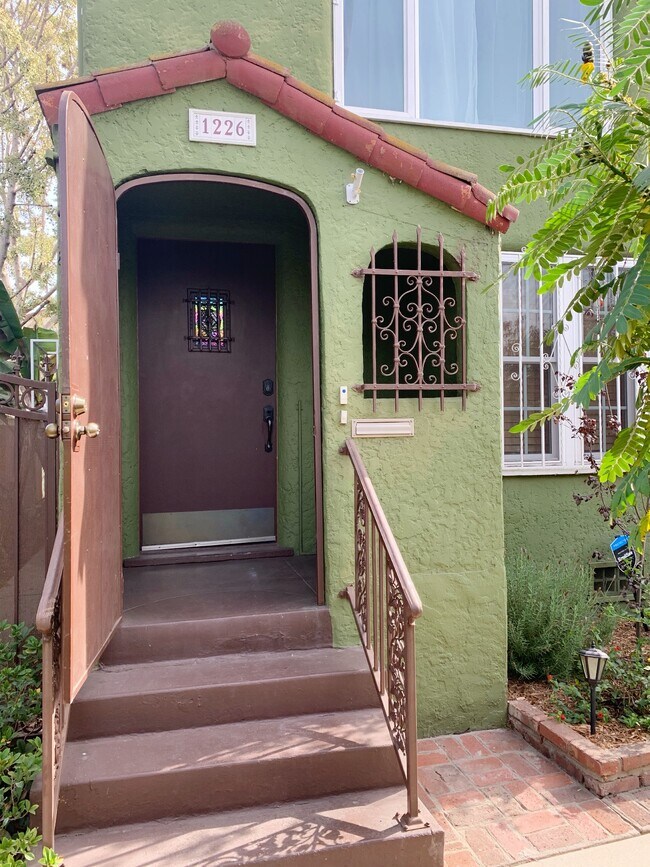 Puerta principal - 1226 S Highland Ave