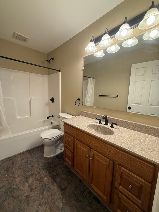 Building Photo - 357 Walnut St