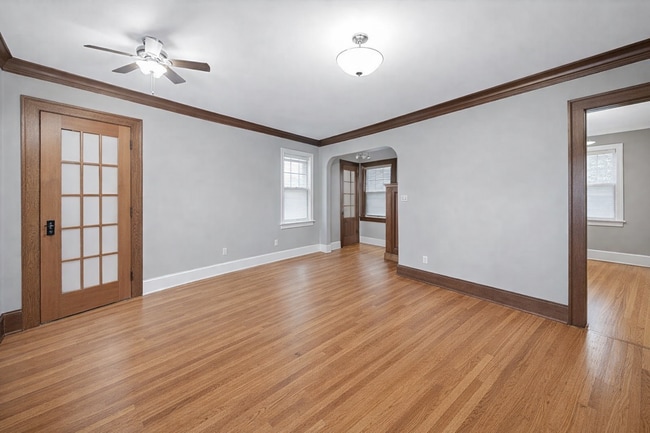 Building Photo - Huge 5 Bedroom for June 1st! - Close By Hamline, St Thomas, Macalester and Concordia