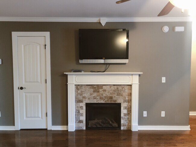 Building Photo - 2205 Ellington Dr