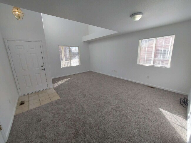 Foto del edificio - 4 Bed 2 Bath Split Level In Aurora!
