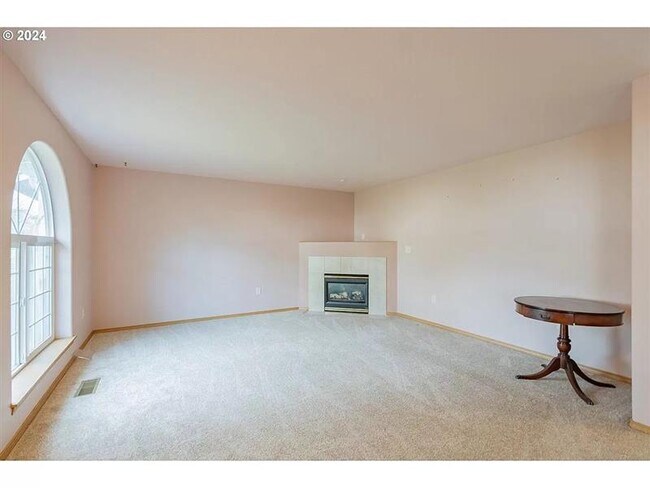 Foto del edificio - Freshly interior painted home. Discover th...