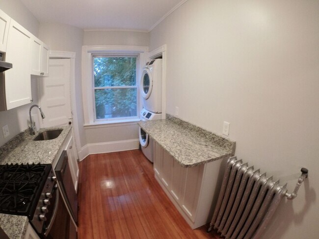 Foto del edificio - Nicely renovated, pet friendly 1 bed unit with in-unit laundry and utilities included!
