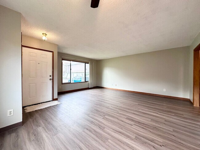 Foto del edificio - Near Downtown Gresham 2 Bed 1 Bath Duplex! W/S/G Included!